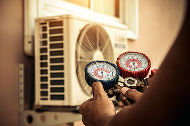 Professional Hvac technician working in Graettinger, IA